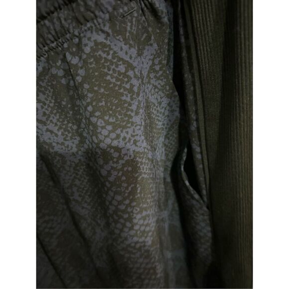 Women's Athleta Brooklyn Jogger Blue Python Snake Print Athletic Pants Size 6 - Picture 5 of 7